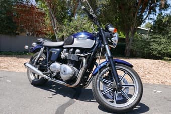 Triumph Boneville SE 2009 + Helmet and more - $4900 (menlo park) 2