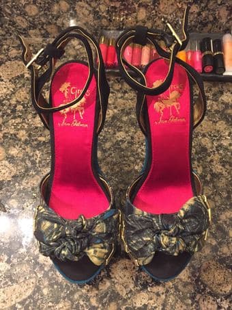 Selling heels (Circus, $15) and flip-flop (Tory Burch, $25) 1
