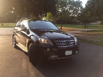 Mercedes-Benz ML550 4MATIC only 21k Miles! 1