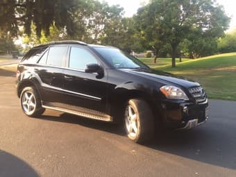 Mercedes-Benz ML550 4MATIC only 21k Miles! 2