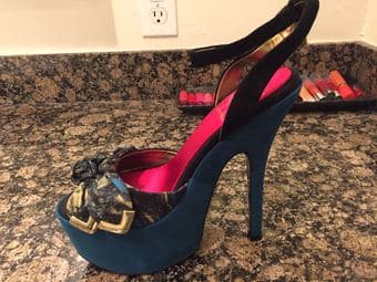 Selling heels (Circus, $15) Size 6 2