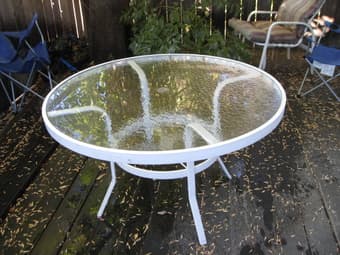 Glass patio table pristine condition 4ft in diameter - $40 (menlo park 1