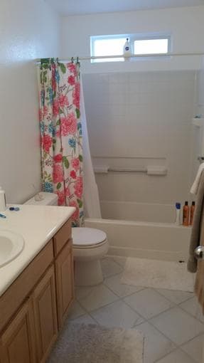 Female Fall quarter Sublet available $900 a month! 3