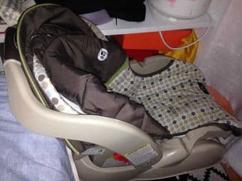 Graco Car Seat, Sapphire for 35 dollars for chirld 2.3-10 kg 1