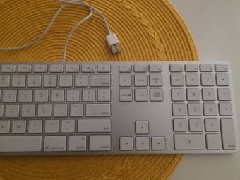 Apple Keyboard with Numeric Keypad - 25$ 3