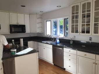 Sunny& Spacious Corner Room w/ 2 windows + lots of closet space 2