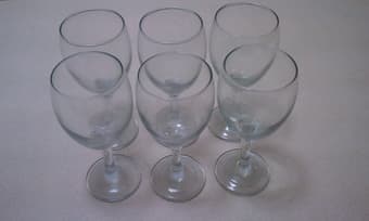 Set of 6 wine glasses $10 1