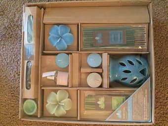 *moving sale* side table and plastic stools -good condition 3
