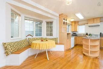Sunny&Spacious room in the Original Facebook Mansion! 3
