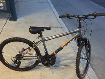 Women bike for sale 30$ (flatten backside tire, needs to be repaired) 1