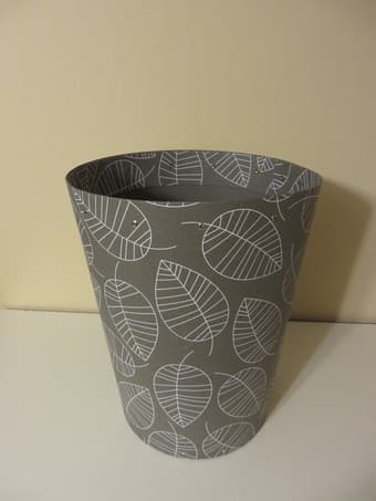 Paper bin / Trash bin / Lamp / Wooden coat hangers / organizer box 1