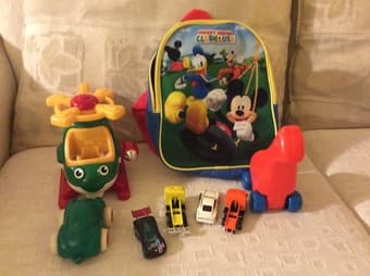 Dollhouse, high chair and some toys 3