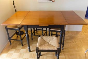 move sale- Extension dining table and 4 original stools - $350 3