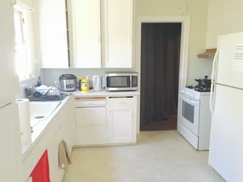 $950 - Shared female room one block from Stanford 2
