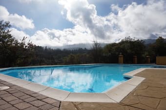 Live @ Sun House w/ Cool Ppl, Jacuzzi, Pool & Views of the Bay 1
