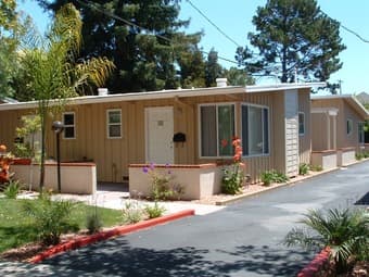 1bd/1ba apartment with parking & patio, walk to Stanford - $2450/mo 1