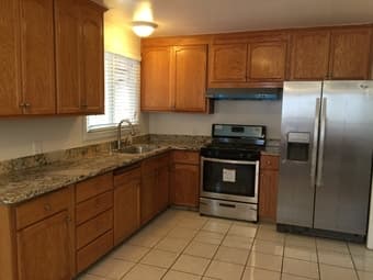 $950/mth 1 br in 3 br house in E. Palo Alto AVAILABLE MID FEB. 2
