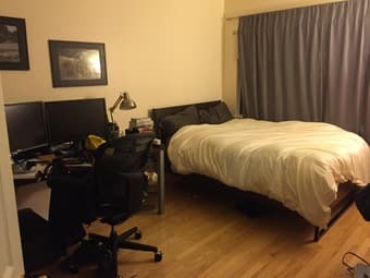 Seeking Female Roommate in Manlo Park Townhouse 2