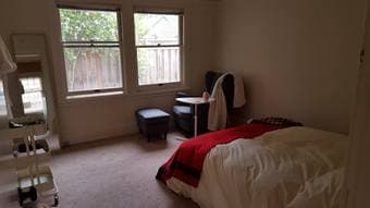 $1300 room available in Menlo Park house 1