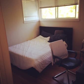 Master bedroom in 1 Bed/1 Bath apartment (5 min walk to Stanford) 1