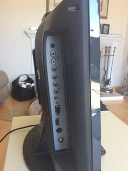 Insignia 19" LCD TV with built in DVD 2