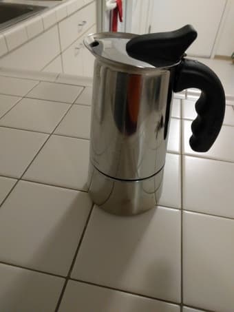 Kitchen stuff for sale - Italian coffee press and ramekins 1