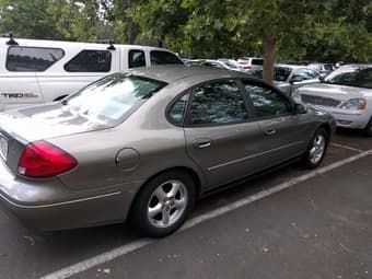 Ford Taurus Sedan 2002 - $3,300 2