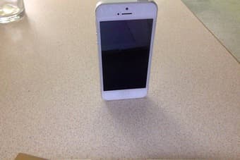 IPHONE 5 — 32GB USED IN EXCELLENT CONDITIONS — 240USD 1