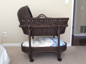 Baby bassinet with mattress pottery barn 75$ 1