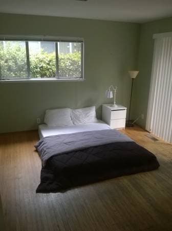 Room sublet June 8th-30th, close to Stanford campus 1