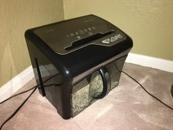 Staples M5 Mailmate 12-sheet paper / media crosscut shredder. $30. 1