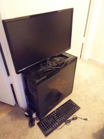 ATX Tower Computer case, 24-inch monitor, keyboard, speaker 2