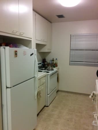 Room in 2-bedroom aprt for MALE Stanford affiliate in EV: 1July-15Sept 1