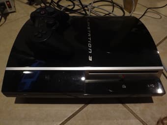 PS3 + 2 controllers + 1 game (PES2015) + remote 1