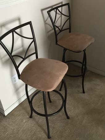 Selling two bar stools 20$ 1