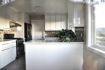 Large secluded house w/beautiful view. Walk to Tesla. Close to Stanfor 1