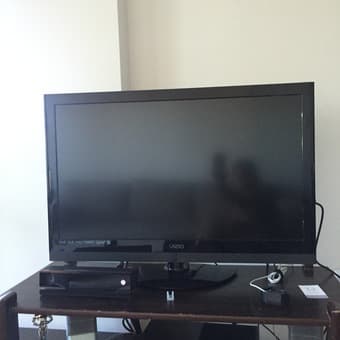 Vizio LCD HD TV -$70 with FREE TV Table 1
