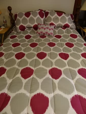 favorite this post  Sheet set (queen size)+pillows, 8 pieces, very goo 2