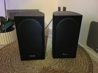 Pioneer SP-BS22-LR Andrew Jones Designed Bookshelf Loudspeakers 1