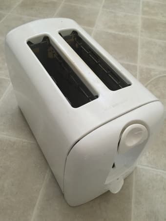 Kitchen items all $15 dollars (Bowl, plates, knives, forks, toaster..) 1