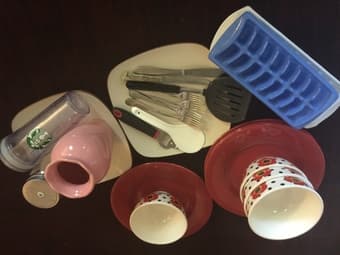 Kitchen items all $15 dollars (Bowl, plates, knives, forks, toaster..) 3