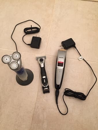 3 ELECTRIC SHAVERS 1