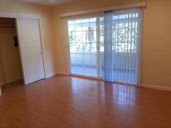 Master bedroom in 3-bedroom flat / Excellent location off University A 3