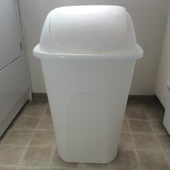 VERY CLEAN BIG TRASH CAN. Only $9.99 1