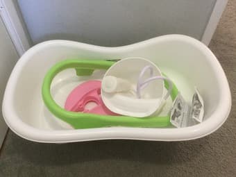 Baby bath and shower + Chico infant car seat 2