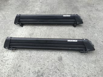 Yakima roof snowboard carrier 1