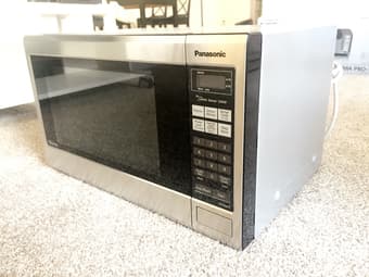 Panasonic Microwave oven and BISSELL Vacuum for sale 2