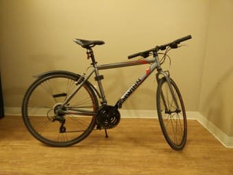 2013 Schwinn Tourist 28x700c Hybrid Bike for $170 1