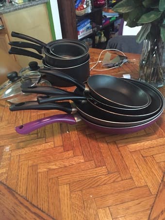 5 frying pans and 5 pots of assorted size (+ lids) 1
