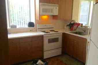 Large Sunny Master Bedroom, Building Has Hottub, Lounge, Pool Table!!! 3